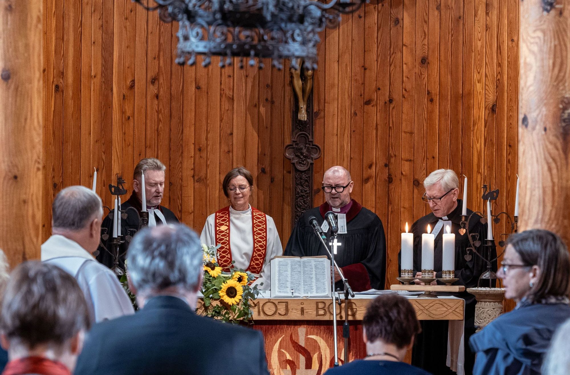 Die Zelebranten des Gottesdienstes (v.l.) Bischof Jerzy Samiec, Pfarrerin Ingebjørg Vik Laugaland, Bischof Waldemar Pytel und Pfarrer Edwin Pech. - Foto Dawid Gerstenstein